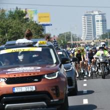 15972228322-czech-tour-b-of-b-cars-jaguar-land-rover-cyklistika-olomouc-discovery-velar-olomouc.jpg