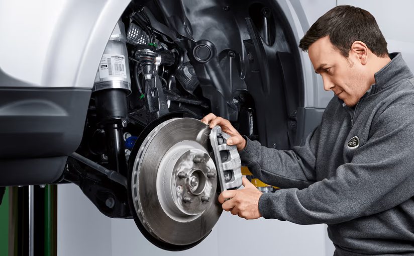 Servisní technik při práci na voze